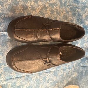 Clark’s Women’s Black Slip-On Loafers with Streamlined Design